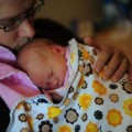 Paternal_bonding_between_father_and_newborn_daughter